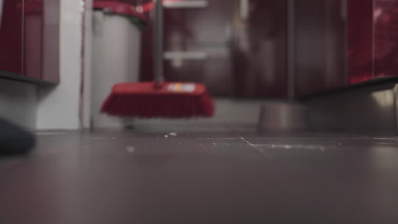 빗자루로 바닥을 쓸다