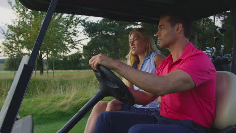 Cerca-De-Una-Pareja-Conduciendo-Un-Buggy-Jugando-Al-Golf-Juntos