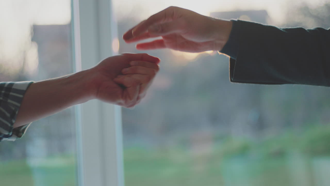 남자 는 집 의 열 를 구매자 에게 준다