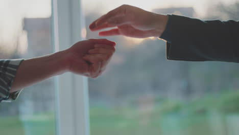 el hombre le da la llave de la casa al comprador.