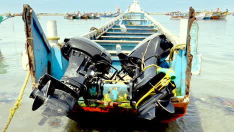motor de un barco de pesca tradicional en la india kerala