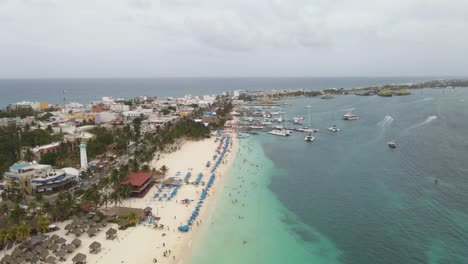 Vista-Aérea-De-Un-Hermoso-Resort-Oceánico-En-Isla-Mujeres-En-México,-Tiro-Panorámico