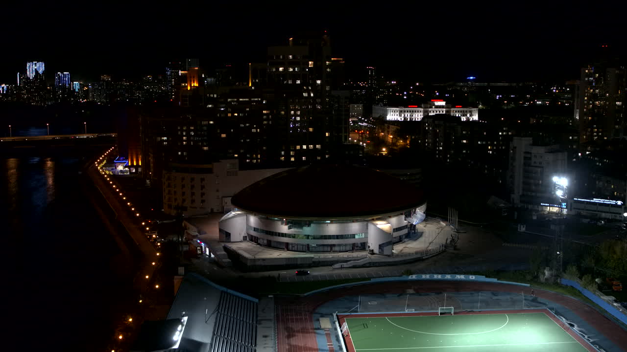 vista aérea nocturna del estadio de la ciudad