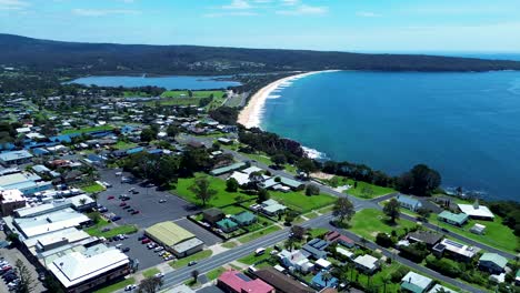 Drone-Aéreo-Paisaje-Eden-Centro-De-La-Ciudad-Tiendas-Vivienda-Residencial-Calle-Aslings-Playa-Costa-De-Zafiro-Doble-Bahía-Australia