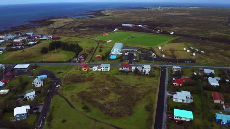 Vista-Aérea-Del-Camping-Vogar-Cerca-Del-Complejo-Deportivo-En-Islandia