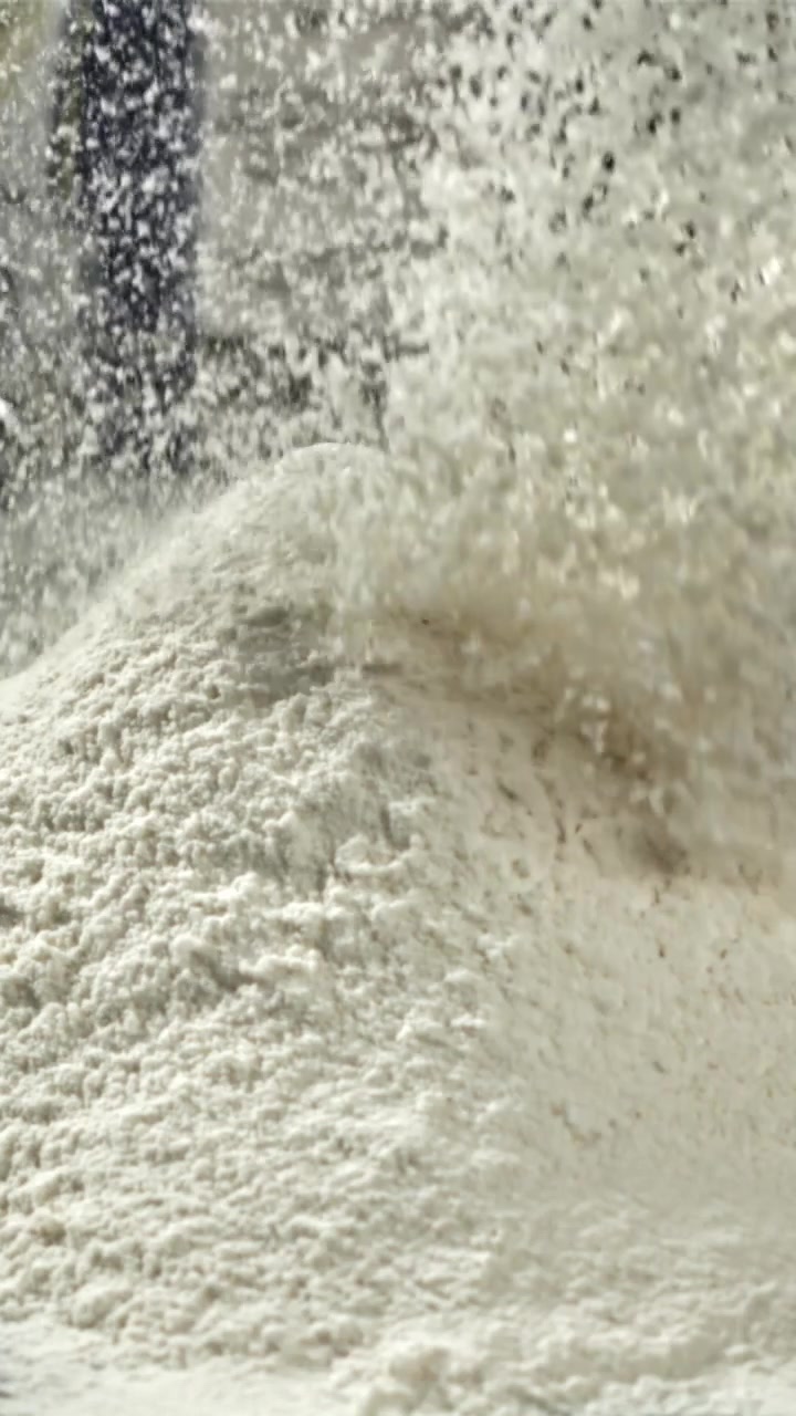 Close-up Gerak Lambat Tepung Putih Diayak untuk Membuat Kue