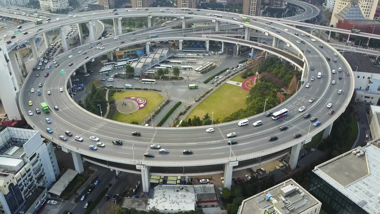 상하이의 nanpu 다리의 항공 개요 중국 이동 교통과 함께 고층 원형 - 느린 모션 앞으로 도리 4k