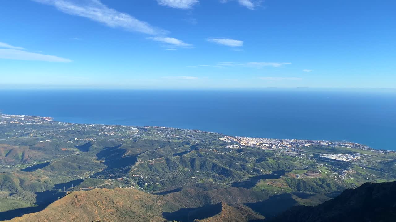 Vista incrível do mar do topo da montanha Sierra Bermeja em Estepona, Málaga, Espanha, parque natural verde, céu azul, gravação 4K