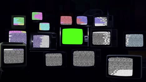 installazione di tv vintage, tv retro con rumore statico e una tv retro con schermo verde. risoluzione 4k.