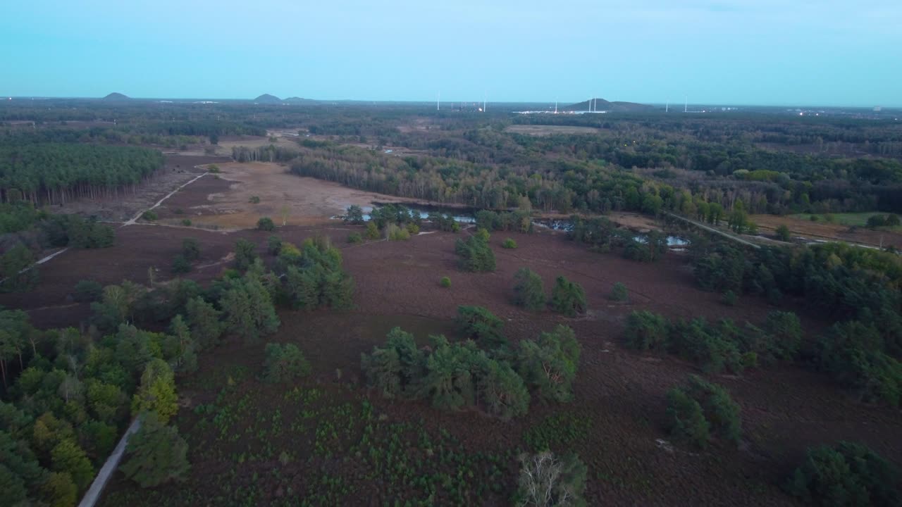 paisaje boscoso con terrenos deforestados, vista aérea de drones