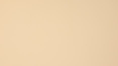 la composición creativa de cuidado de la piel de spa y bienestar aparece sobre un fondo beige.