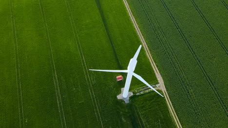 Windkraftanlage-An-Einem-Windstillen-Tag