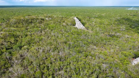 Drone-Aéreo-Volar-Sobre-Coba-Maya-Ruinas-Península-De-Yucatán-México-Bosque-Arqueológico