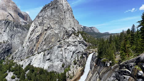 Una-Hermosa-Escena-De-Una-Gran-Cascada-En-Un-Sendero-En-El-Parque-Nacional-De-Yosemite