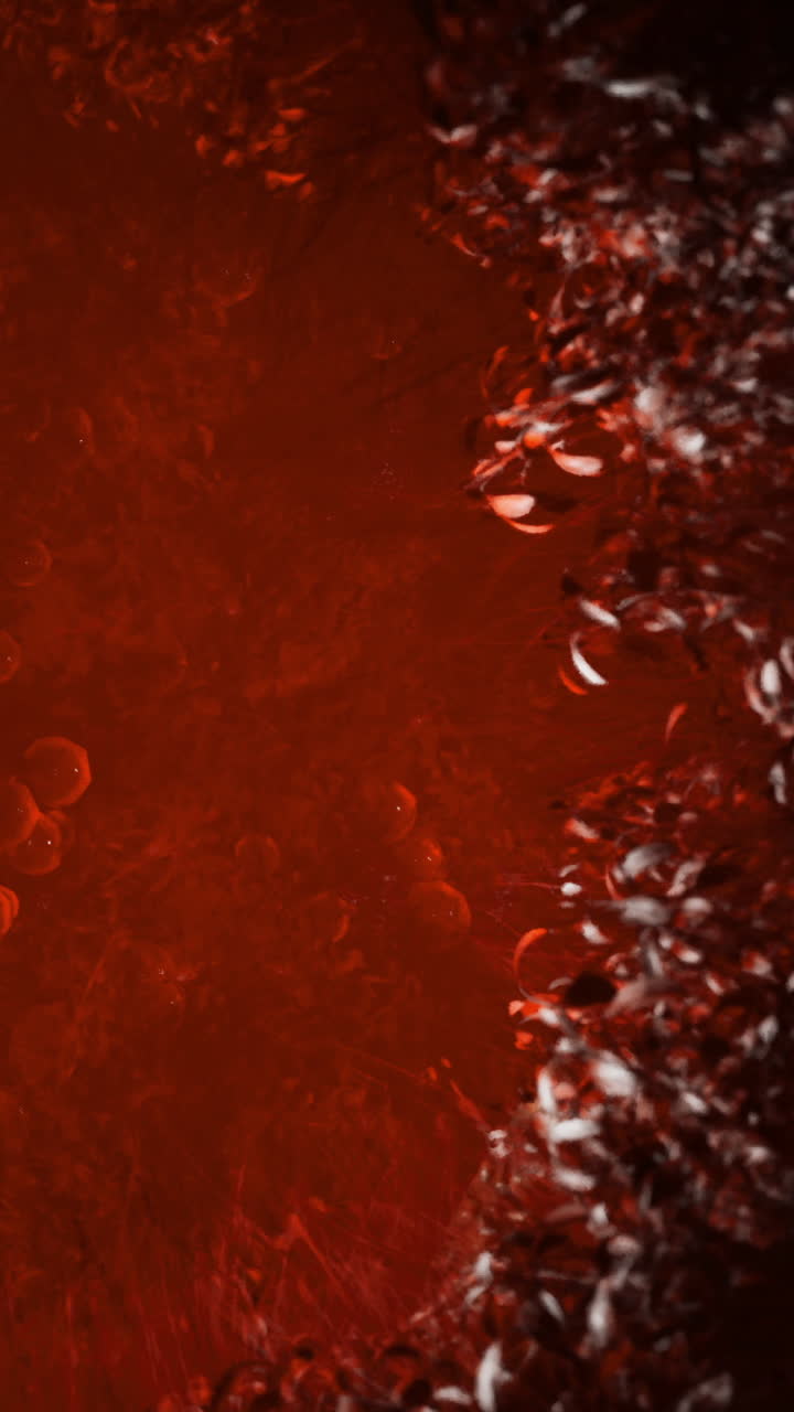Bolle e oscurità in una scena liquida rossa e nera