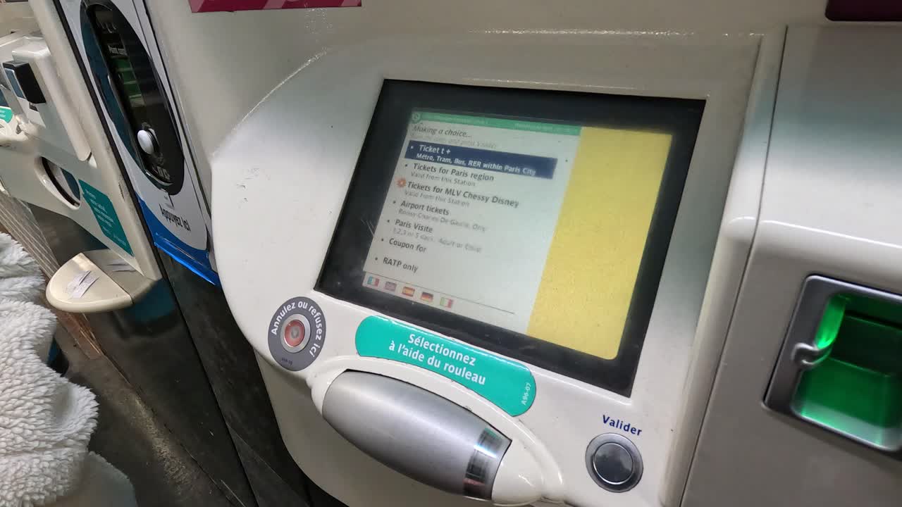Una persona interagisce con un distributore automatico di biglietti