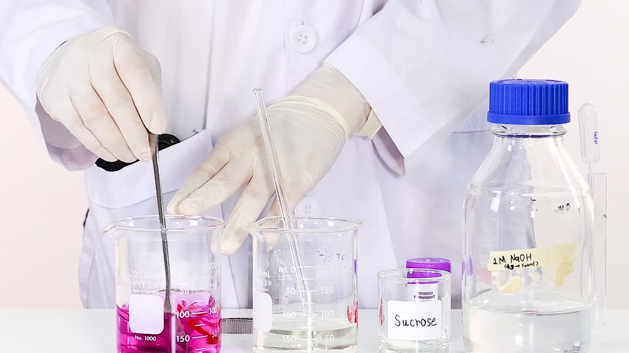 el científico agita la solución, observando la transformación del color