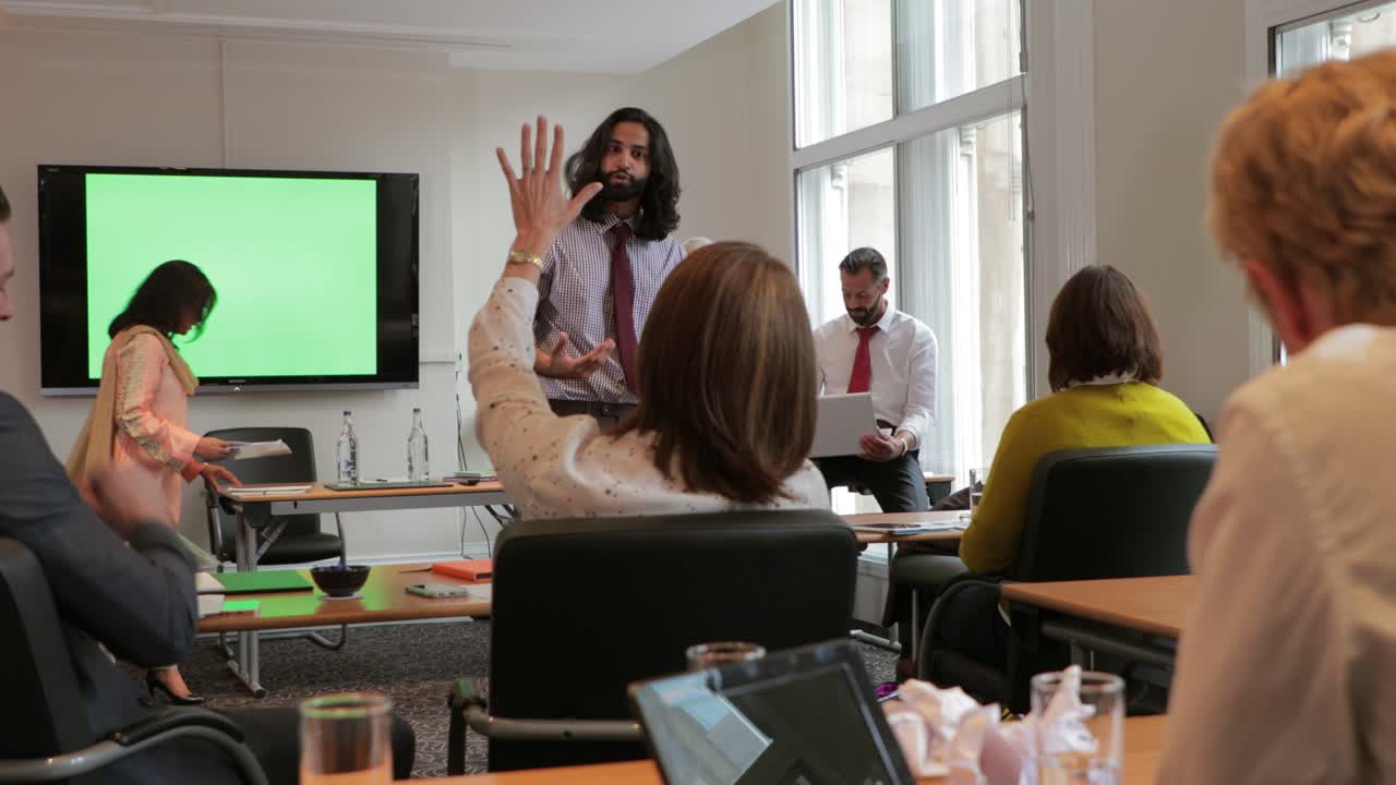 es muy apasionado por su trabajo.