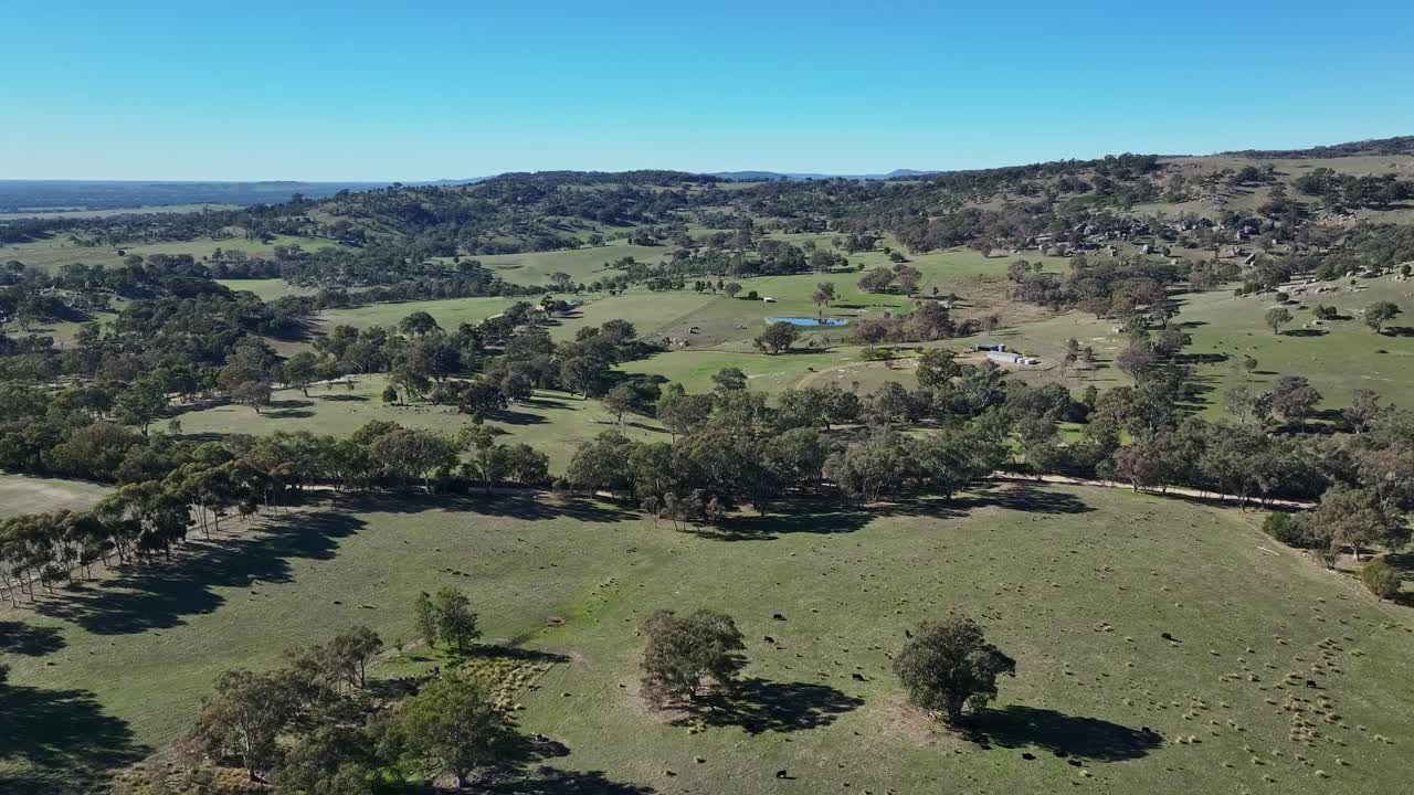 tierras de cultivo verdes con presas y afloramientos rocosos en paddocks cerca de euroa en victoria