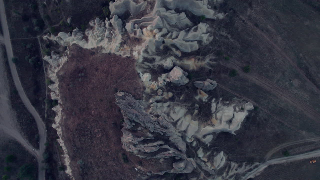 una vista aérea de formaciones rocosas únicas en capadocia