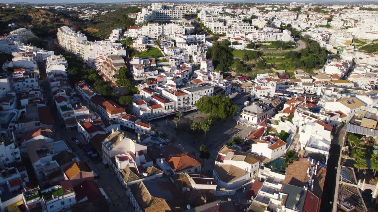 albufeira aérea: ciudad antigua y complejo moderno mezcla