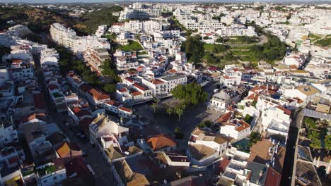 Vista-Aérea-De-Albufeira:-Mezcla-Del-Casco-Antiguo-Y-El-Complejo-Moderno