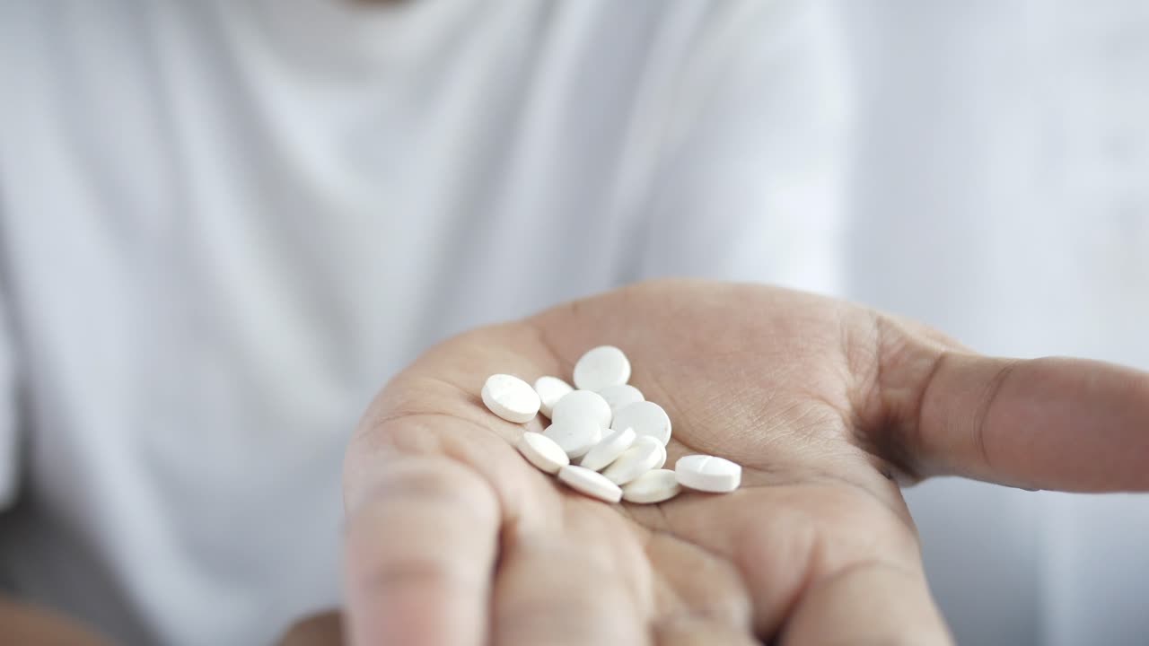 un puñado de pastillas blancas