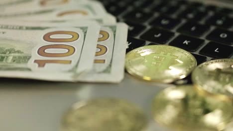 comercio en línea con dólares estadounidenses y criptomonedas bitcoin en computadora portátil, inversión ganancias ahorro