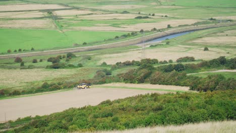 Großer-Traktor-Auf-Einem-Feld-Auf-Dem-Land