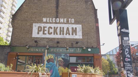 Bienvenido-A-Peckham-Pintado-En-Un-Pub-Con-Arte-Callejero-En-El-Exterior-Del-Edificio-En-El-Sur-De-Londres,-Reino-Unido