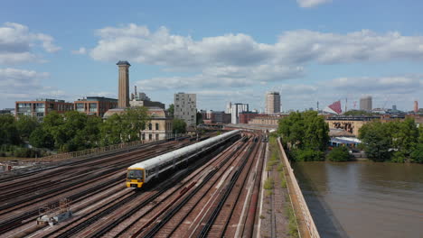 Los-Reenviadores-Vuelan-Sobre-El-Puente-Grosvenor-Ferroviario-De-Varias-Vías-A-Través-Del-Río-Támesis.-Seguimiento-Del-Tren-Que-Se-Dirige-A-La-Estación-Victoria.-Londres,-Reino-Unido