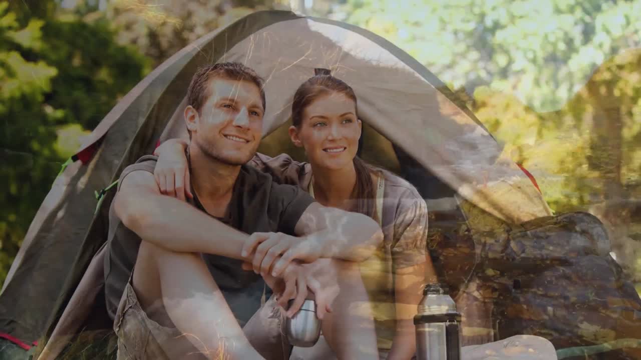 텐트 앞 에 앉아 있는 행복 한 귀여운 부부