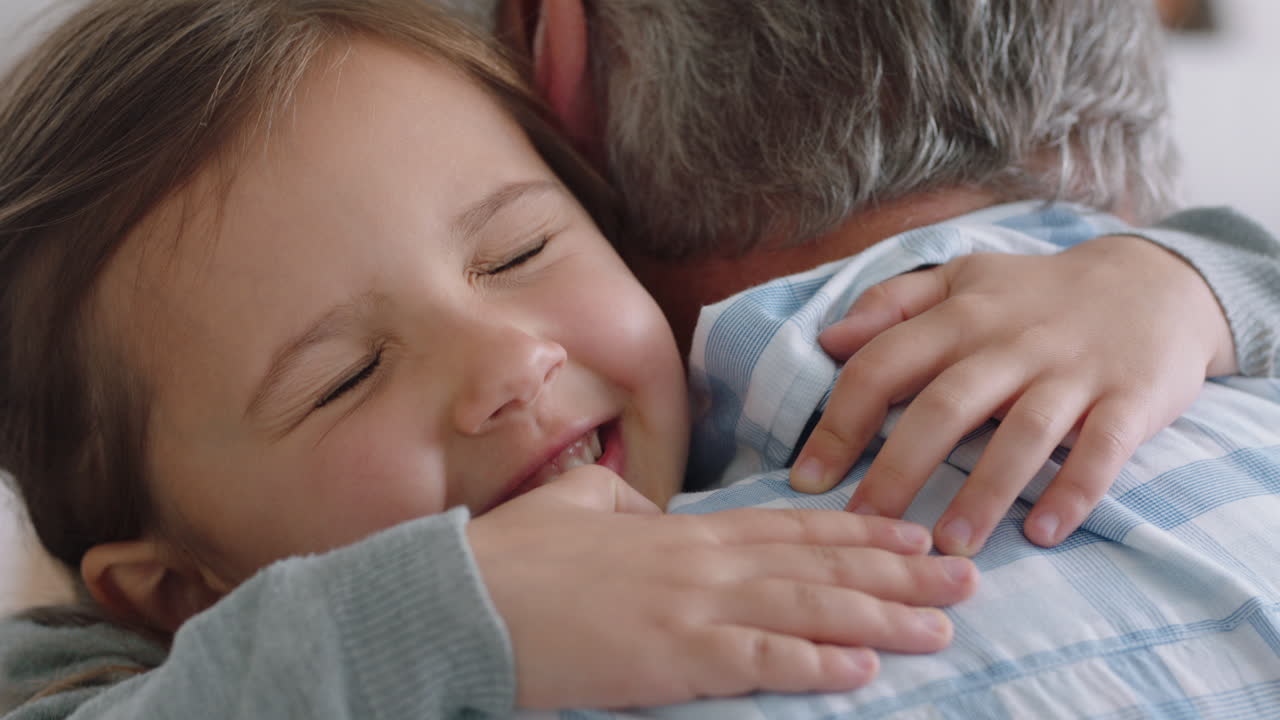 abuelo abrazando a la nieta niña feliz niña pequeña abrazando al abuelo disfrutando del abrazo afectuoso del niño compartiendo amor sosteniendo suavemente a los abuelos en casa