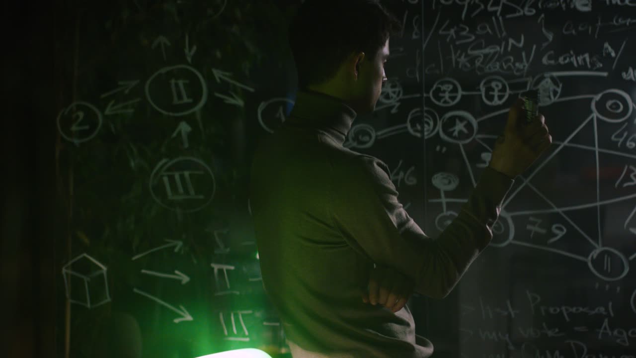 Uomo che Studia un Diagramma Complesso su una Lavagna