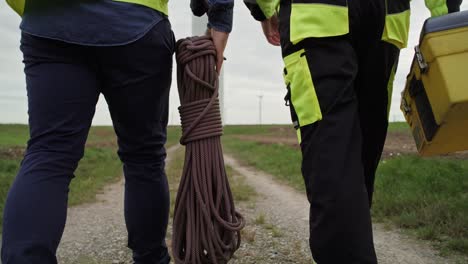 Der-Niedrige-Engel-Des-Profiteams-Geht-Zum-Ausfall-Der-Windmühle.