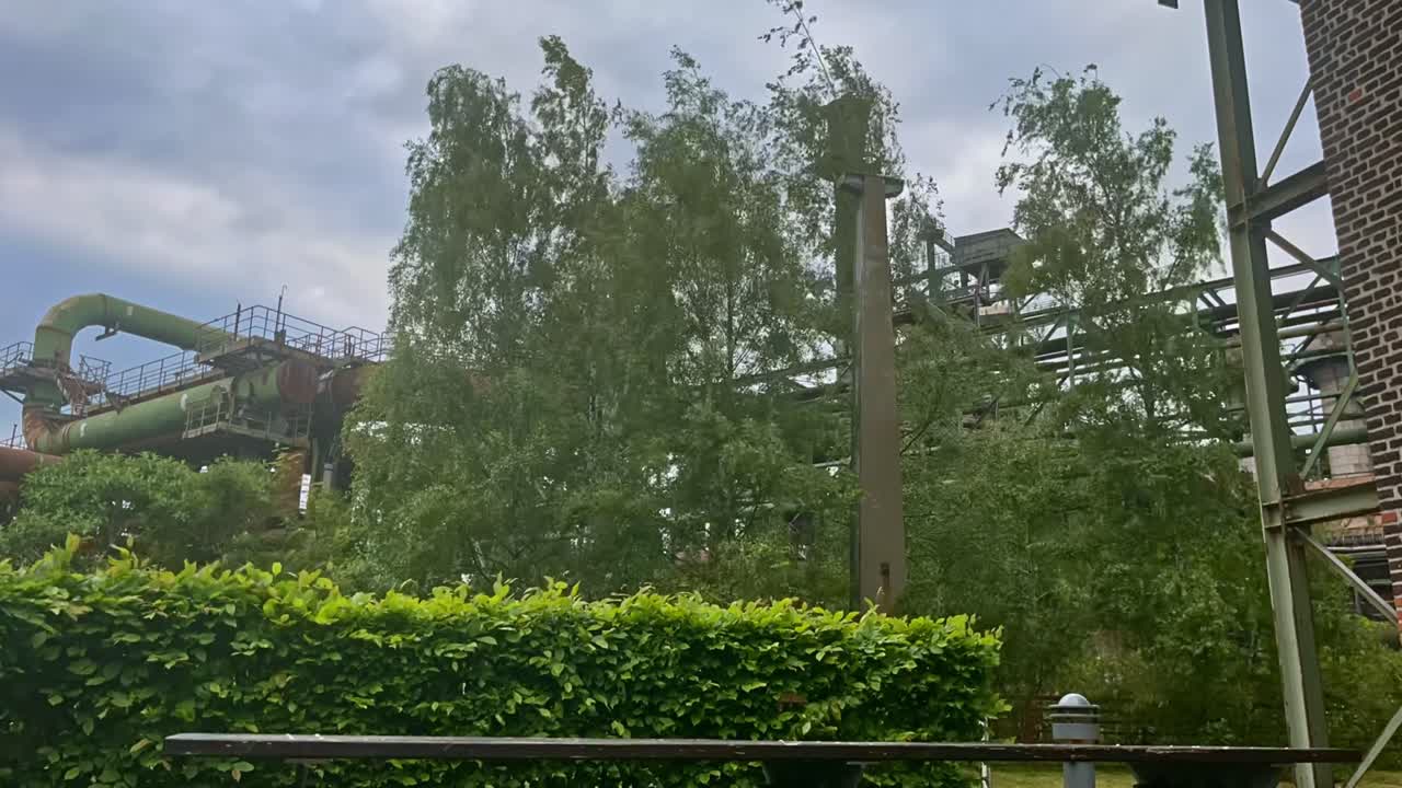 독일의 디스브루그 경관 공원에서 오래된 산업 스투코로 자연의 타임  ⁇