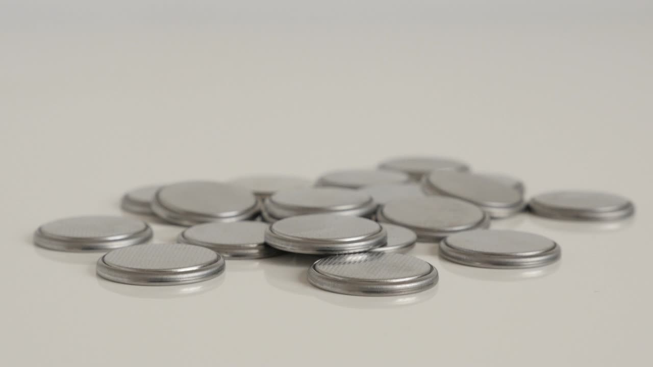 세포 배터리가 색 4k 팅 비디오에 흘러 내렸습니다.