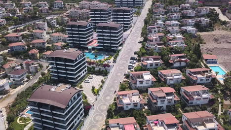 vista aérea de un complejo residencial con apartamentos y casas
