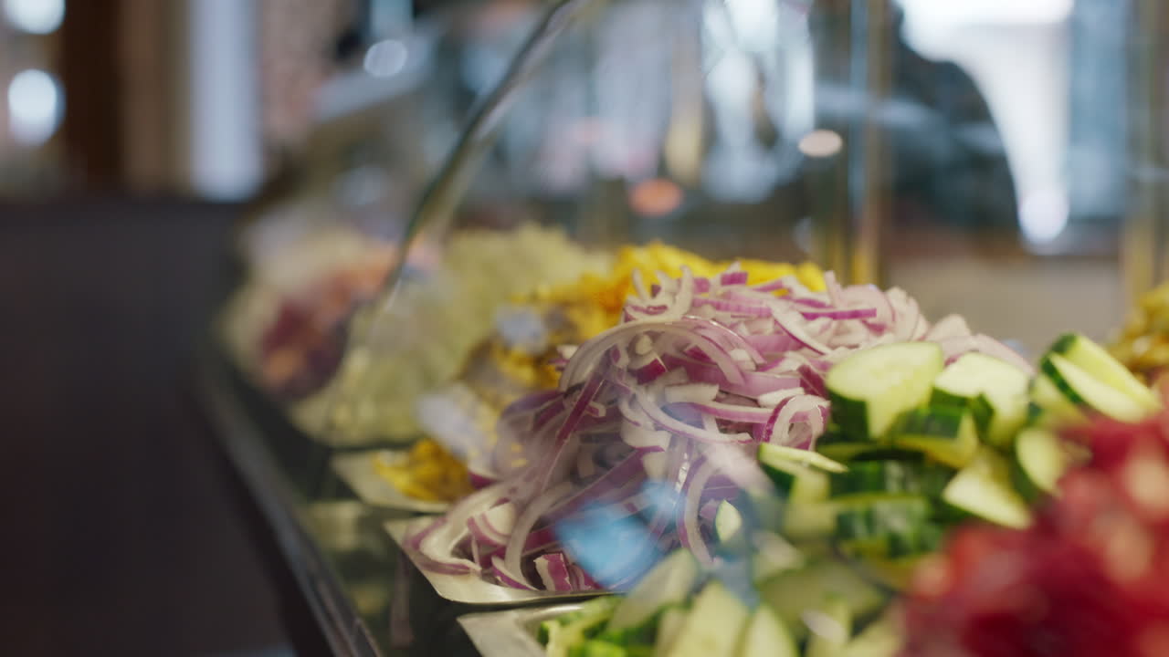 mujer hermosa mirando comida saludable en un restaurante disfrutando de variedad exótica ordenando ensalada 4k
