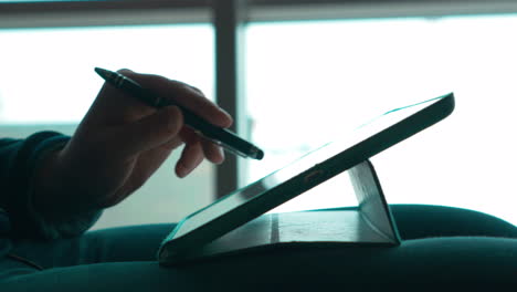 mujer usando un bolígrafo para trabajar con el touch pad