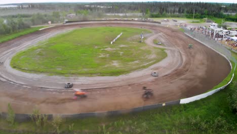 video de drones de 4k de carreras de autos sprint en mitchell raceway en fairbanks, ak durante la soleada tarde de verano-11