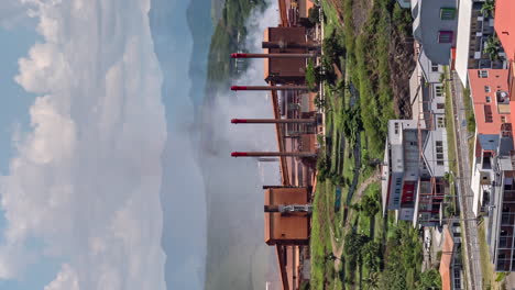el vapor de la fábrica de sln en noumea, nueva caledonia - lapso de tiempo vertical
