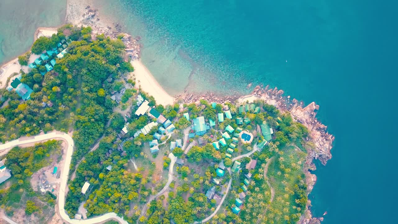 4k 공중 드론은 어선, 청록색 물, 산호 및 녹색 정글이 있는 태국 코팡안에 있는 샐러드 해변을 앞으로 밀어냅니다.