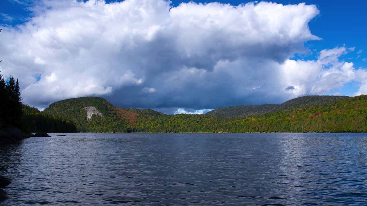 hermoso timelapse de un lago en otoño