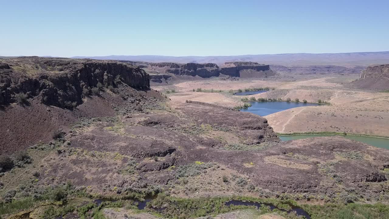 древние озера погружаются в бассейны под древним сухим водопадом, ва scablands