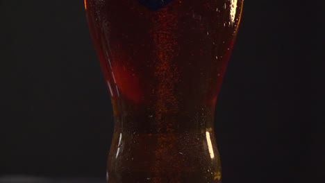 cerveza filmada en cámara lenta 500 fps