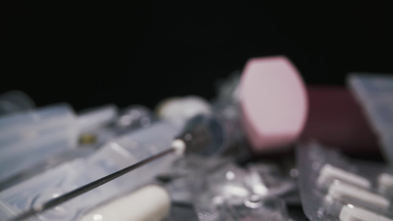 플라스틱  ⁇ 풀에 의해 주사 바늘 검은색에 약물 중