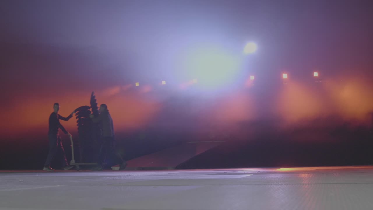 equipo de escenario preparando un escenario