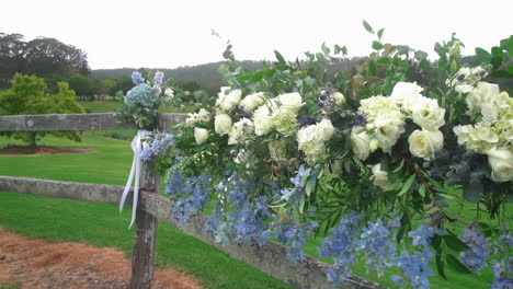 Schöne-Anordnung-Weißer-Rosen,-Verziert-Während-Der-Naturhochzeit-Im-Freien