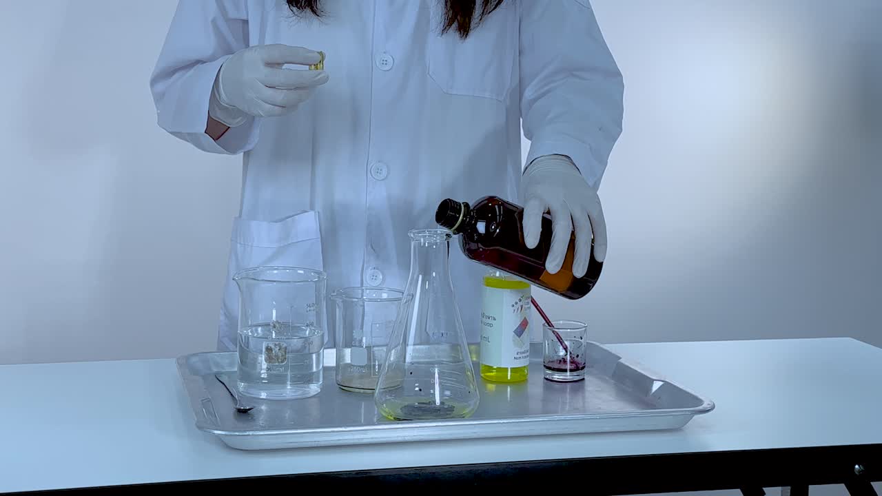 demostrando la descomposición del peróxido de hidrógeno con un catalizador